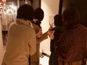 お店の前で看護師4人組様